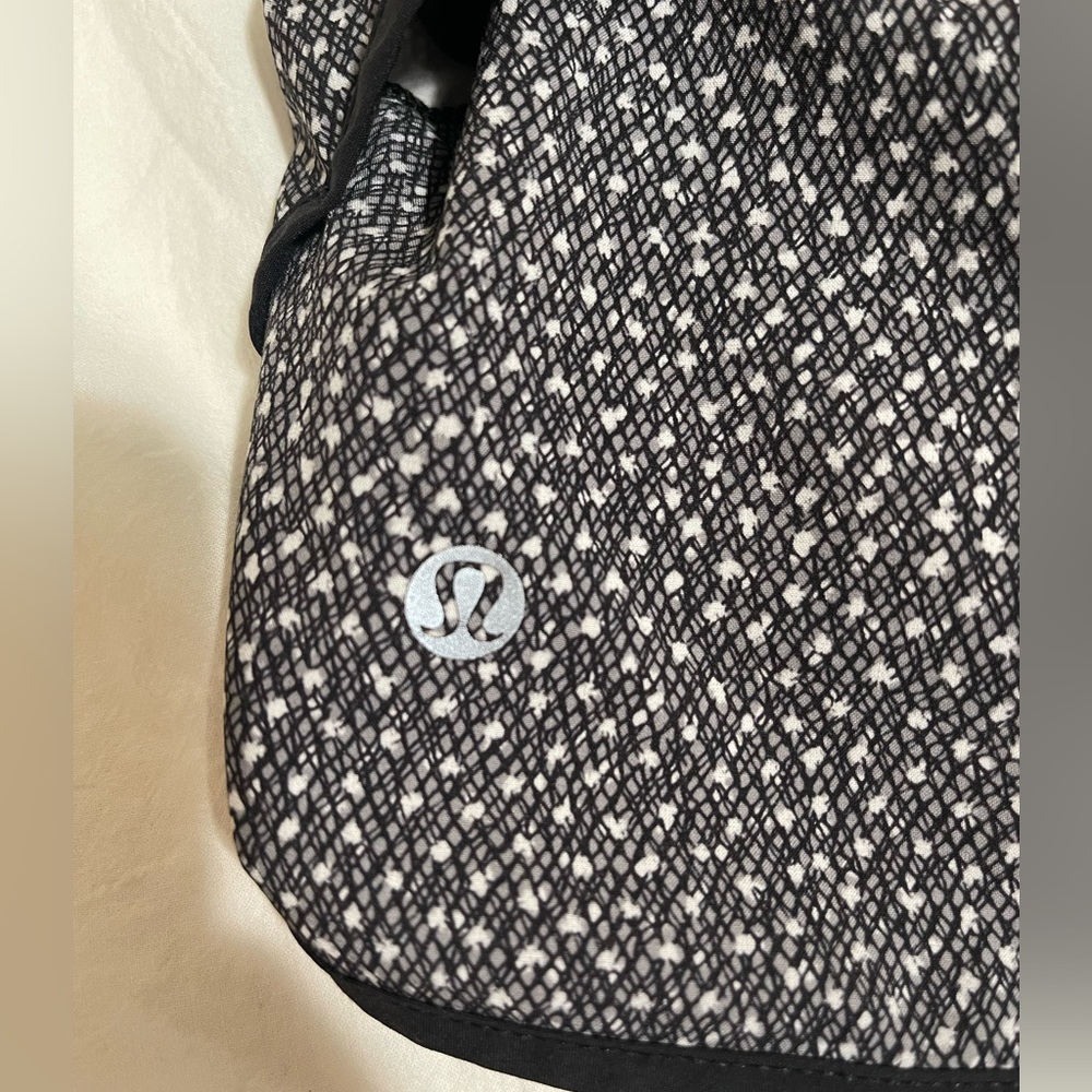 LULULEMON SHORTS - Picture 3 of 3